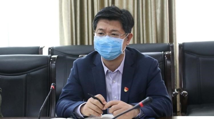 区总工会党组书记,主席郑向忠发言区总工会主席郑向忠介绍全区现有